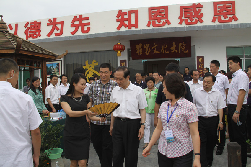 2011年7月10日,全国人大副委员长九三学社中央主席韩启德、副主席赖明、中共中央统战部副部长尤兰田在省政协副主席省九三主委黄润秋和市委书记市长等陪同下视察元坝区天雄村新农村建设7_副本.jpg